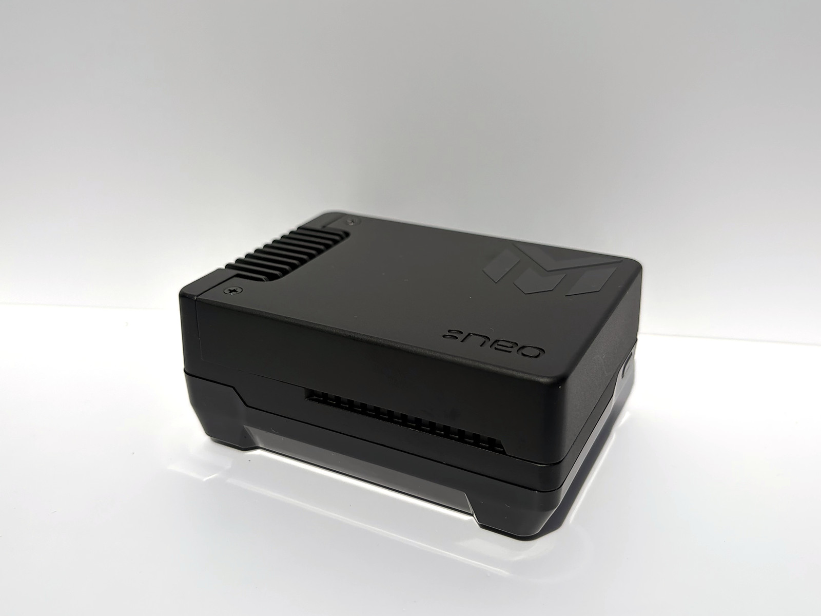 MINEOMATBOX HOME, schwarzes Gehäuse mit Prägung