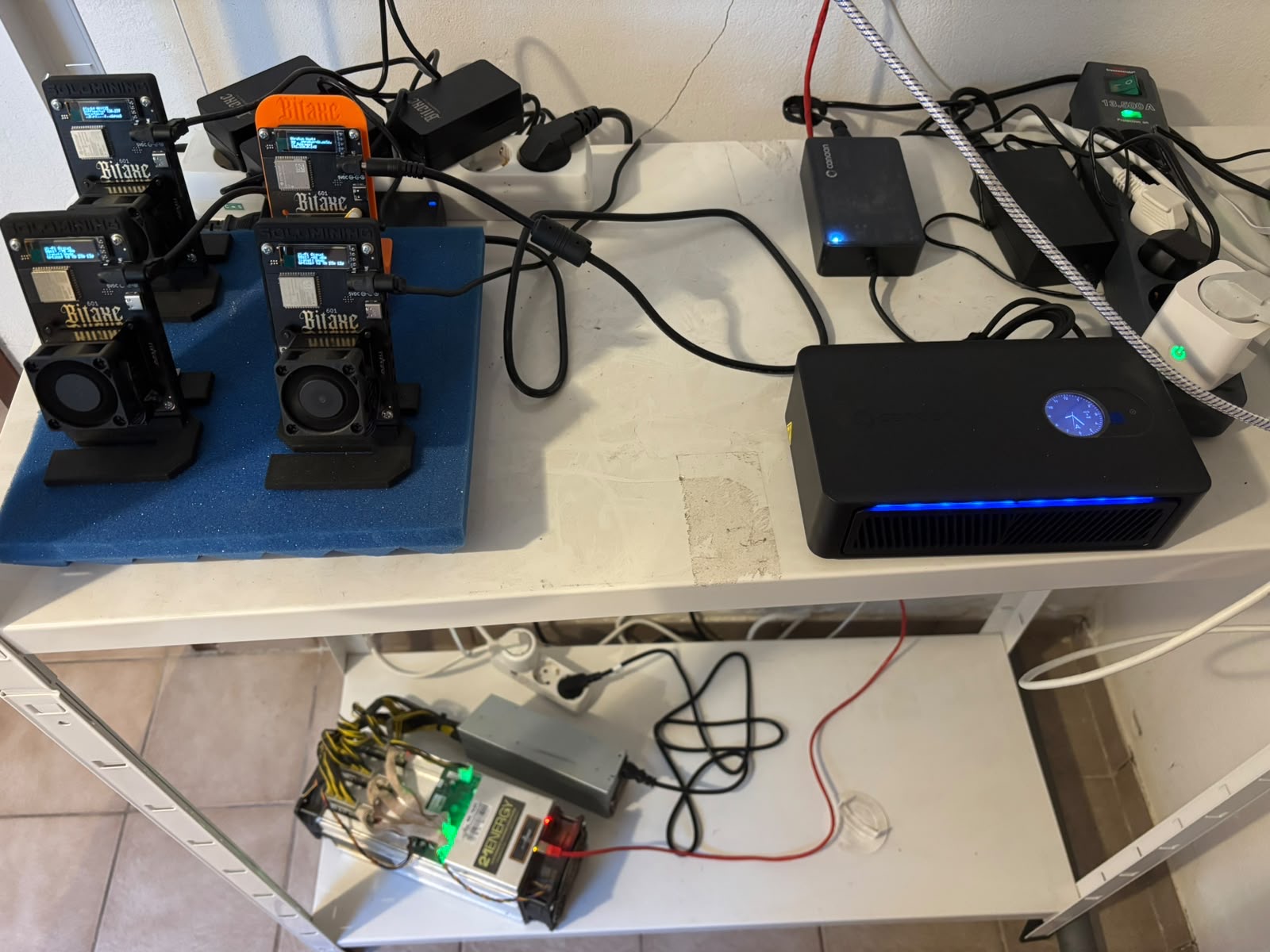 Technikraum: Die Box, vier Bitaxe und ein S9 – mehr braucht es nicht